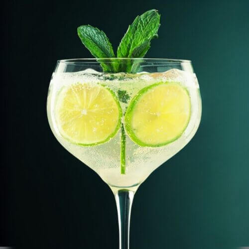 "Hugo cocktail" pétillant au poivre de Sichuan, menthe et citron vert - Apéritif rafraîchissant.