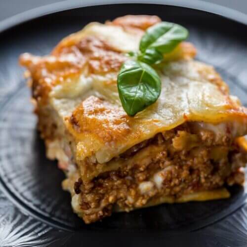 Traditionelles Lasagne Rezept in Auflaufform: saftige Fleischsauce, Pasta und goldbraun überbackener Käse