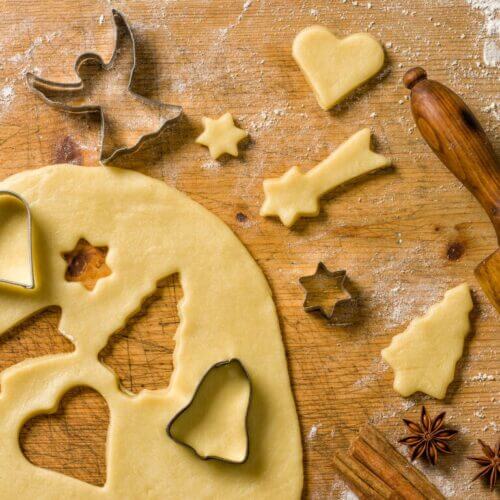 Recette biscuits milanais en forme de cœurs et sapins pour accompagner une milanais recette traditionnelle - touche sucrée dorée.