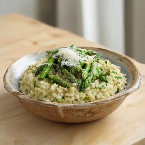 Risotto cremoso agli asparagi e pepe di Sichuan, un primo piatto italiano classico e saporito.