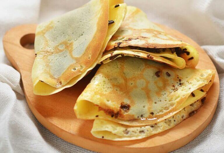 Crêpes Sucrées au Sarrasin et à la Vanille. Une recette simple et délicieuse pour réaliser des crêpes sucrées à la farine de sarrasin, délicatement parfumées à la Vanille Bourbon en poudre. La saveur rustique du sarrasin se marie à merveille avec la douceur de la vanille pour un dessert ou un goûter original et sans gluten.