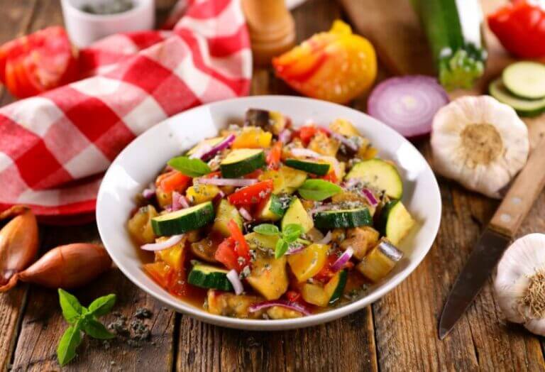 Assiette blanche avec ratatouille colorée.