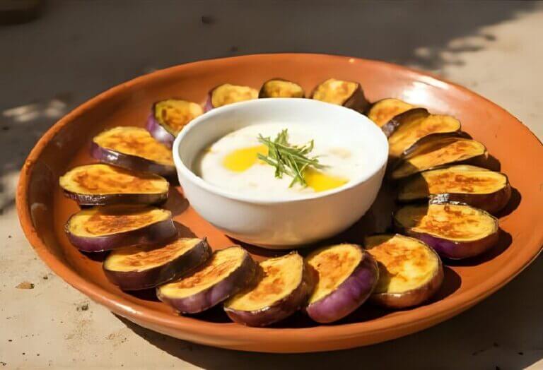 Aubergines fondantes mijotées dans une sauce tomate aromatique aux herbes, accompagnées de fromage de chèvre frais