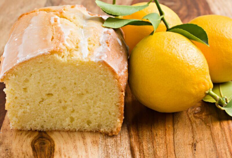 Cake au citron moelleux avec glaçage acidulé, prêt à être dégusté