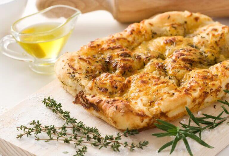 Focaccia Maison au Romarin et Mélange 5 Baies - Pain italien moelleux avec herbes aromatiques