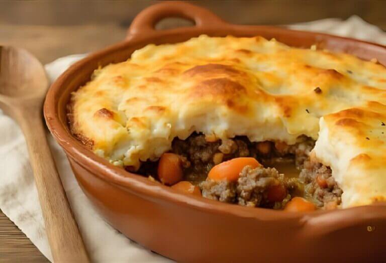 Hachis Parmentier doré et gratiné avec purée crémeuse sur bœuf haché aux légumes