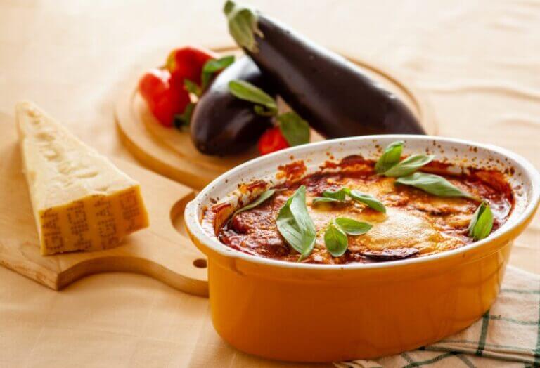 Gratin d'aubergines Parmigiana di Melanzane Classique avec sauce tomate, mozzarella fondante et parmesan doré