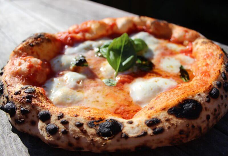 Pâte à Pizza Napolitaine, moelleuse et croustillante, prête à être garnie.