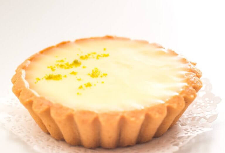 Tartelettes au Citron et Vanille de Tahiti - Délicieuses tartelettes individuelles au citron meringuées avec une pâte sablée croustillante