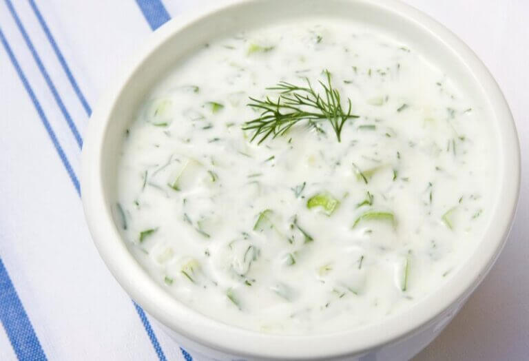 Sauce blanche kebab crémeuse et épicée, parfaite avec viandes grillées et frites