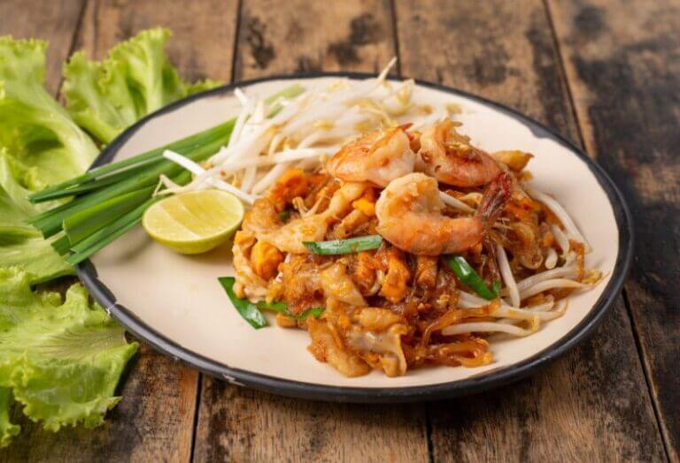 Pad Thaï aux cacahuètes grillées avec nouilles de riz, légumes croquants et sauce aromatique