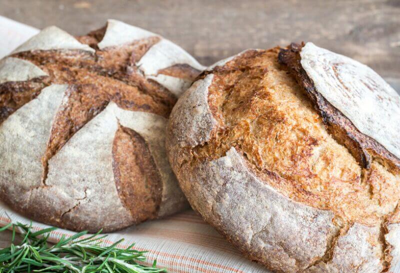 Pain au levain traditionnel maison avec croûte dorée et mie alvéolée, prêt à déguster.