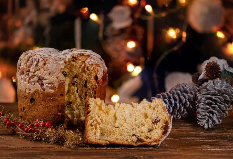 Panettone Maison Moelleux : brioche italienne moelleuse garnie de fruits confits et raisins secs, parfaite pour Noël.