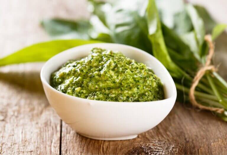Préparation verte et fraîche du Pesto ail des ours avec gingembre, présenté dans un bol pour accompagner pâtes et légumes.