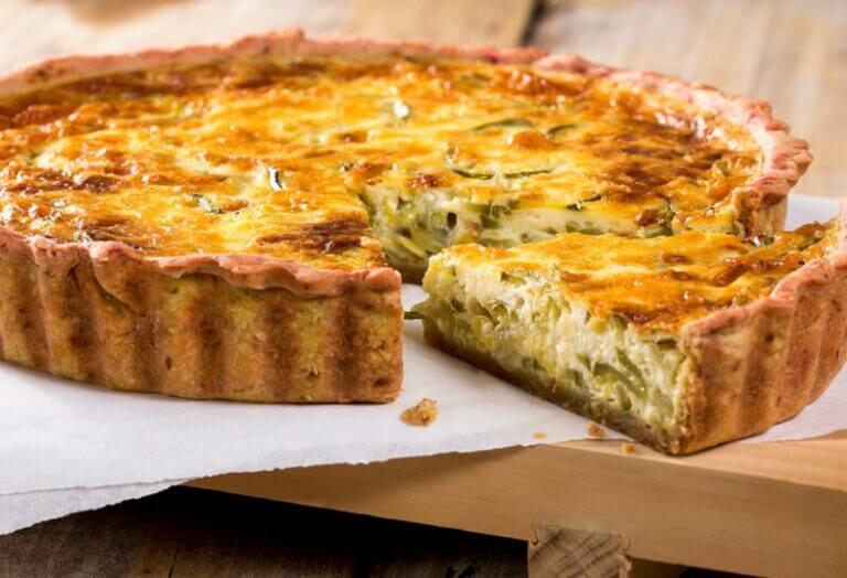 Quiche aux poireaux et fromage dorée et appétissante