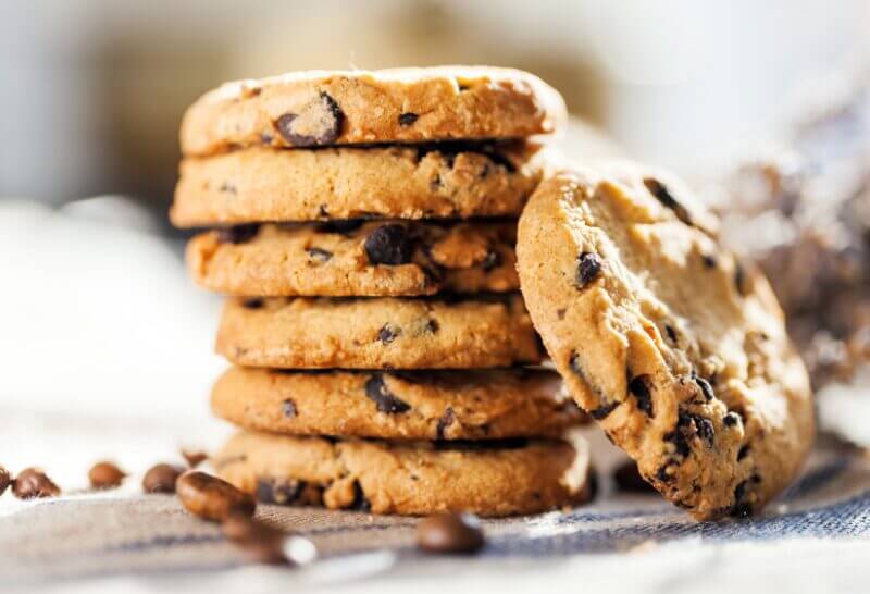 Cookies croustillants à l'extérieur, moelleux à l'intérieur, parsemés de pépites de chocolat noir