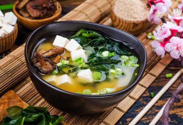 Soupe miso au tofu - Une soupe miso revisitée, raffinée et légèrement relevée grâce au gingembre. Parfaite pour un dîner sain et réconfortant